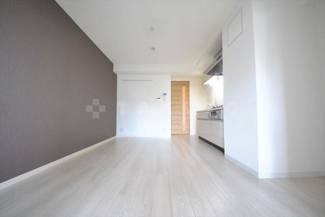 ����25