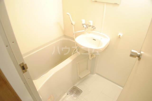 ����3