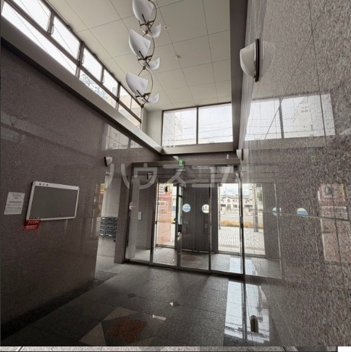 ����3