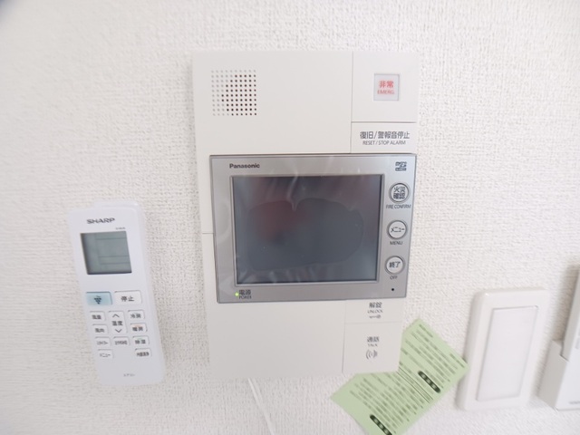 ����9