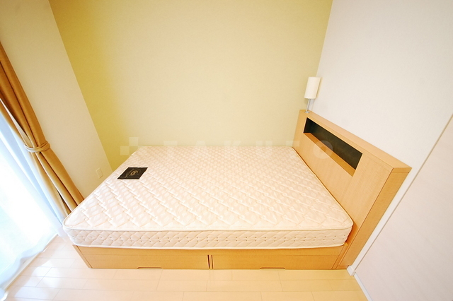 ����25