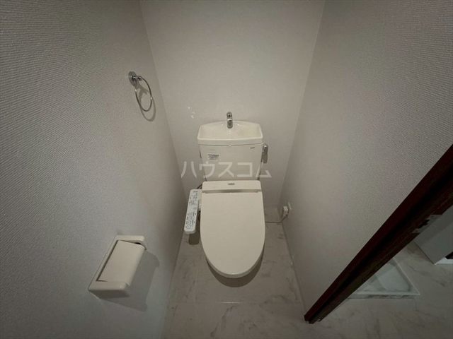 ����4