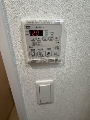 ����17