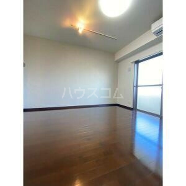 ����9