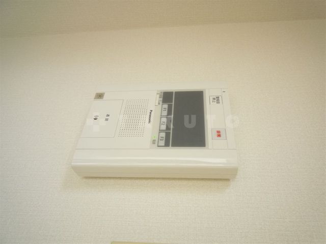 ����8