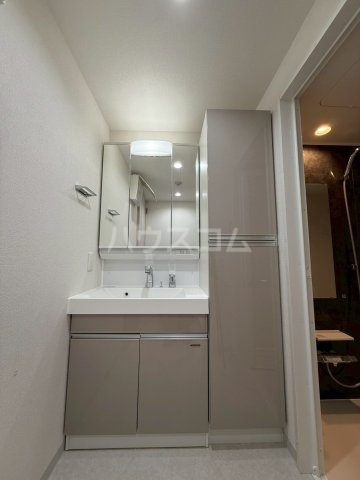����4