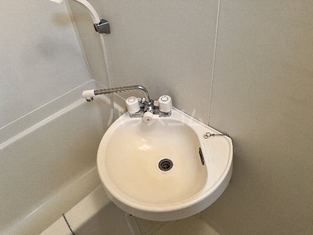 ����4