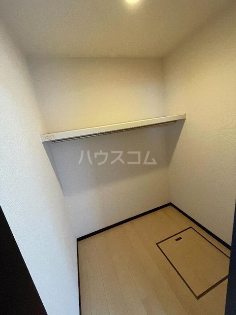 ����4