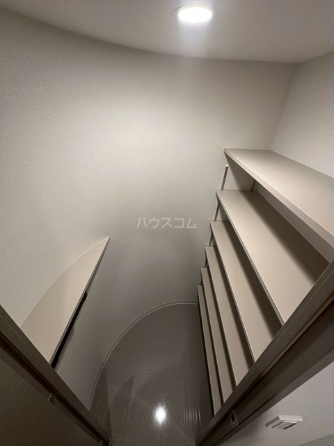 ����18