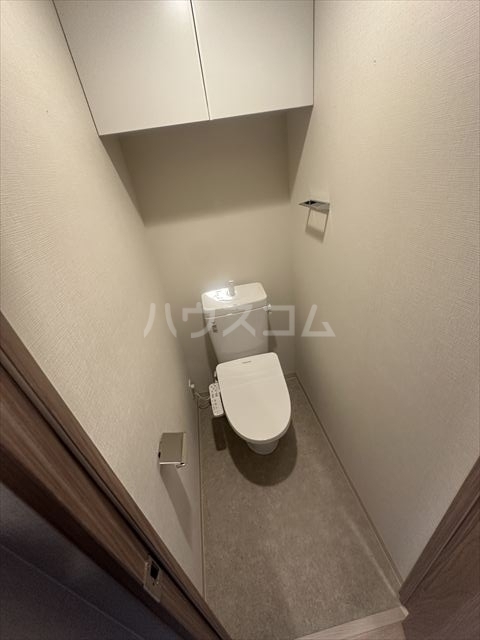 ����4