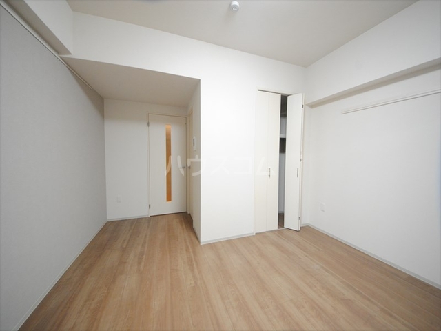 ����15