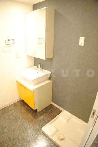 ����4