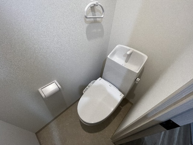 ����4