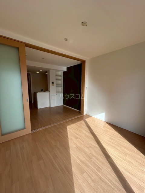 ����8