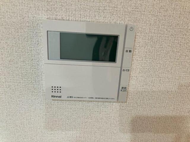 ����4