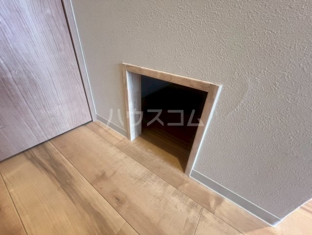 ����16