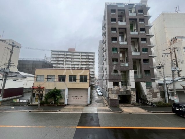 ����12