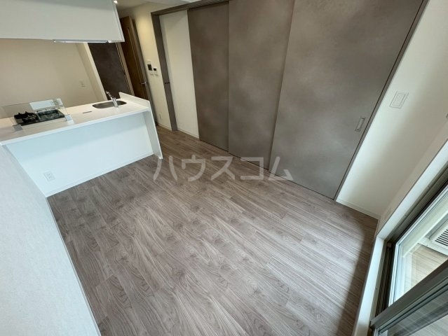 ����18
