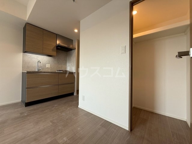 ����9