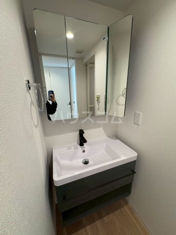 ����4