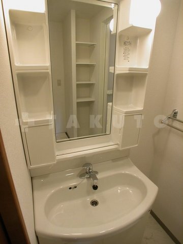 ����4