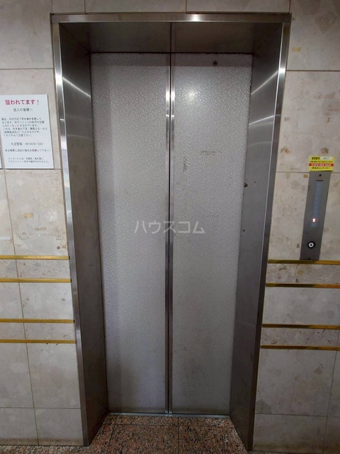 ����12