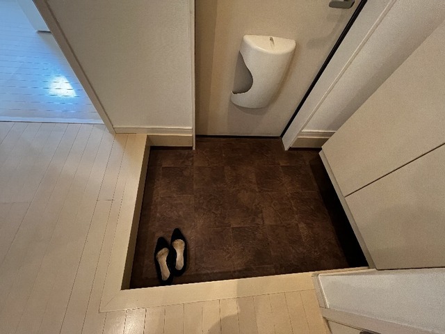 ����9