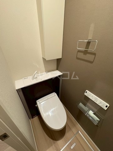����4