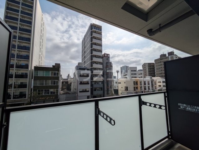 ����12