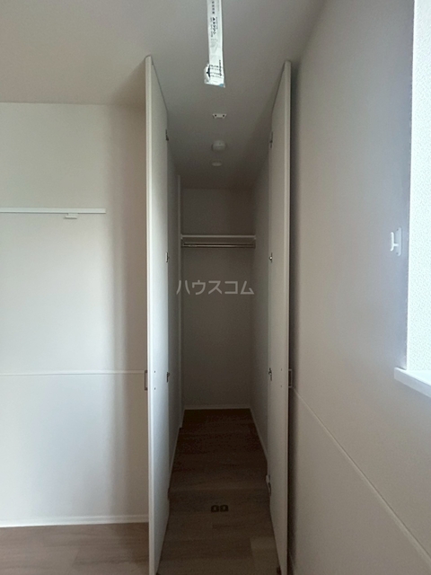 ����25