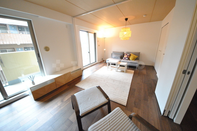 ����23
