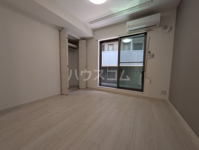 ����15