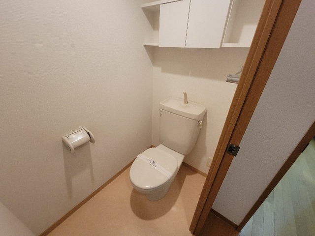 ����4