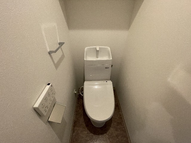 ����4
