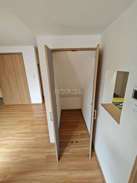 ����17