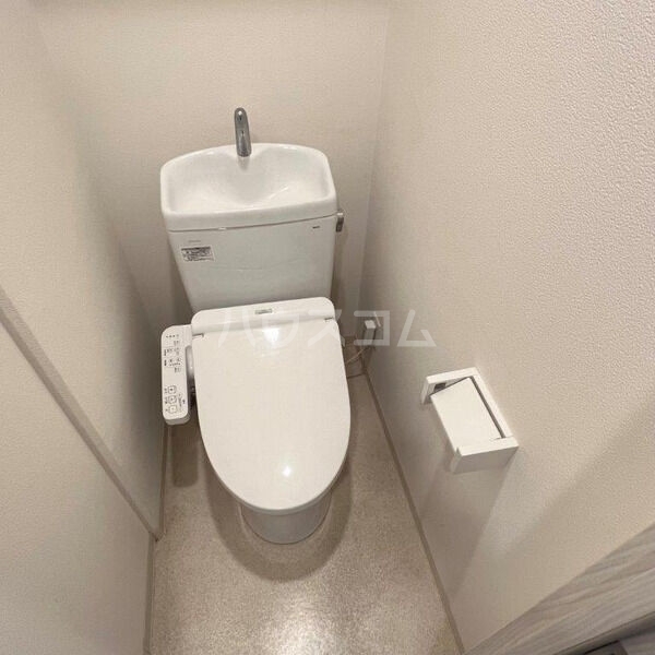 ����4