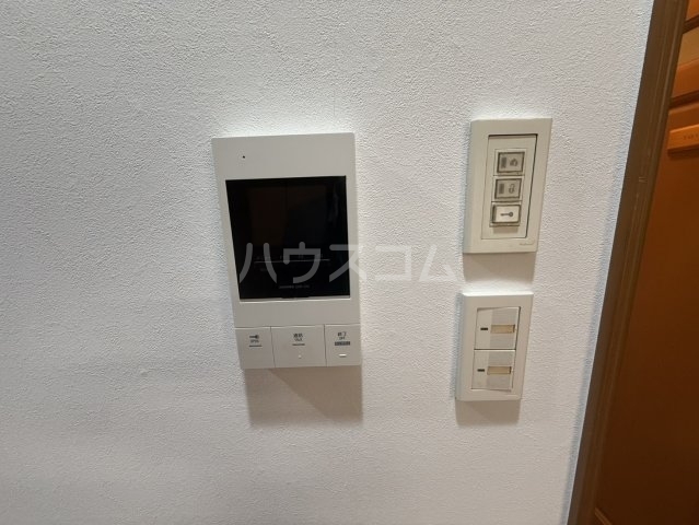 ����17