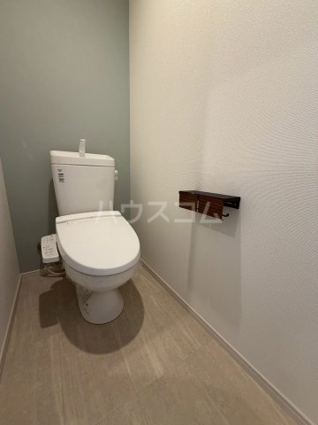 ����4