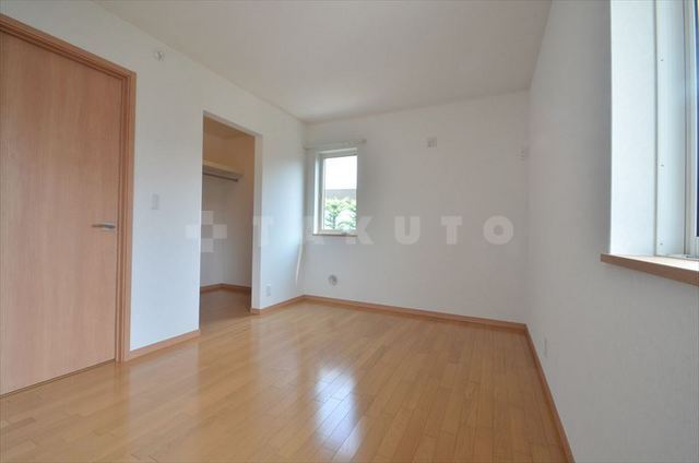 ����15