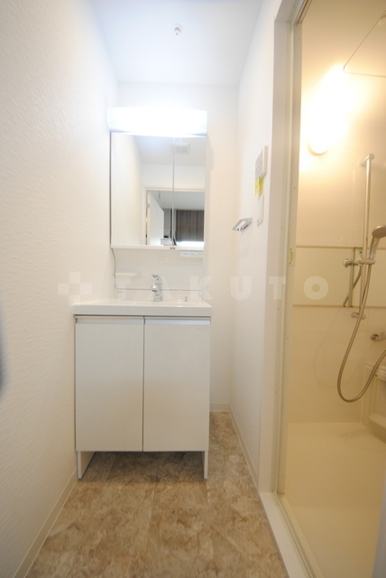 ����4