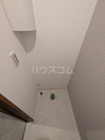 ����4
