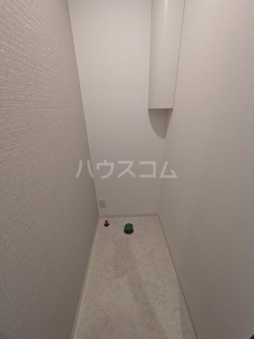 ����4