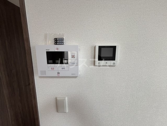 ����9