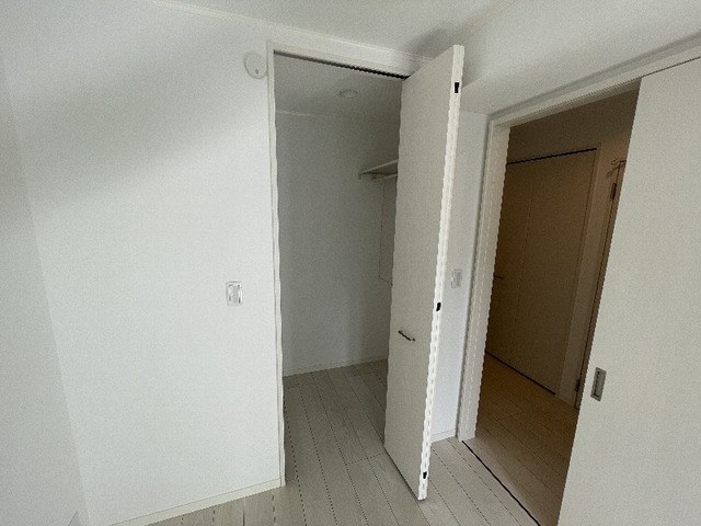 ����15