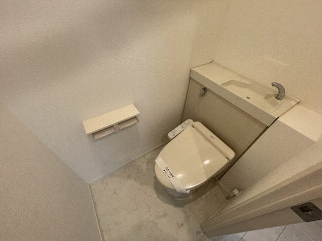 ����4