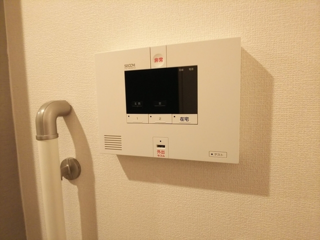 ����12