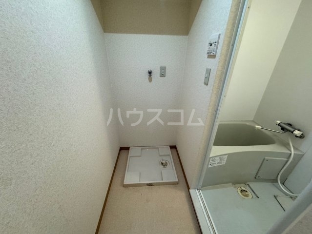 ����15