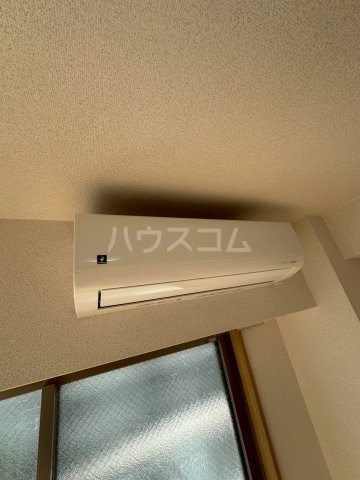 ����15