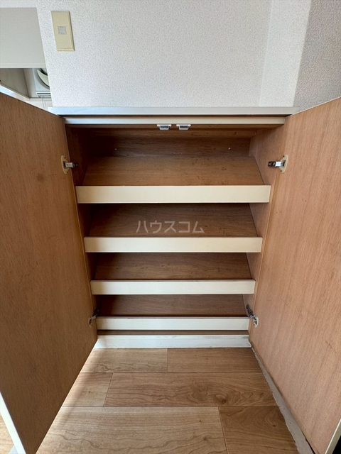 ����18