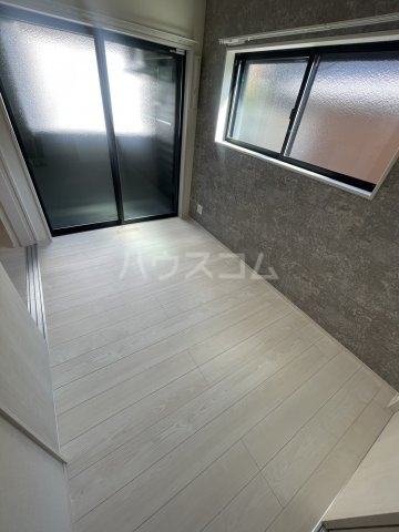 ����12